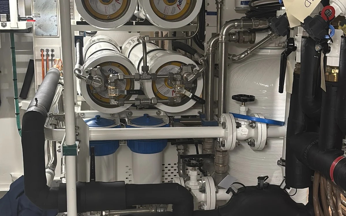 Real water and pumping systems inside a compact yacht technical compartment